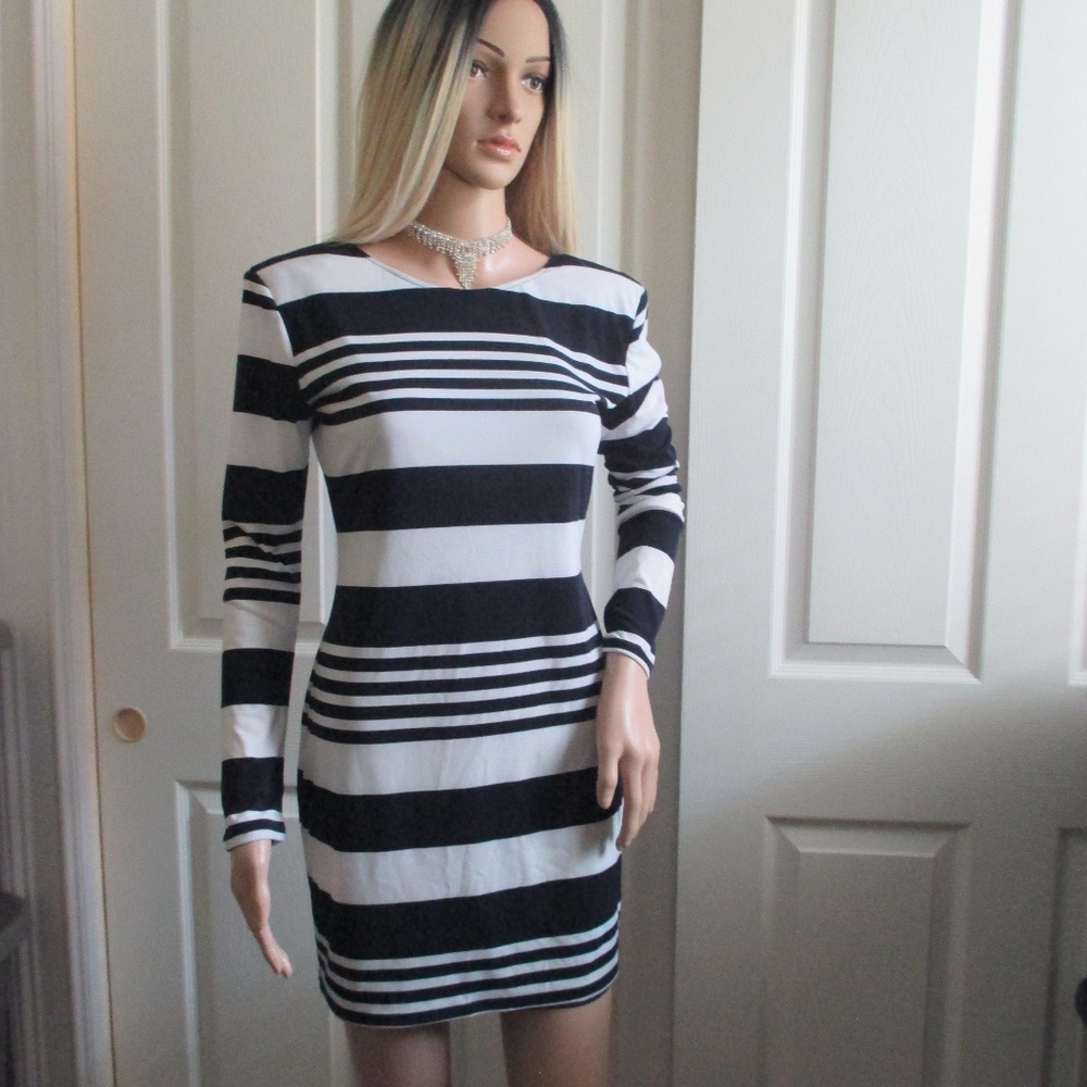 NWT - Cute Navy & White Backless dress - sz S